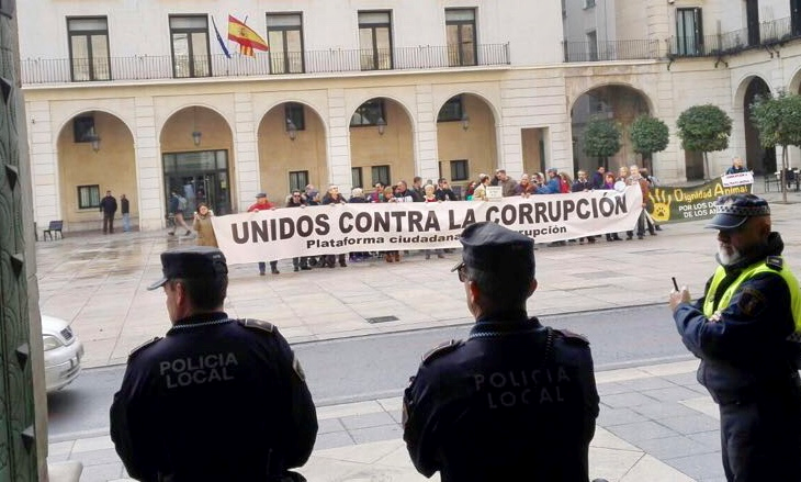 Decenas de ciudadanos se manifiestan frente al Ayuntamiento para protestar contra la corrupción Decenas de ciudadanos se manifiestan frente al Ayuntamiento para protestar contra la corrupción