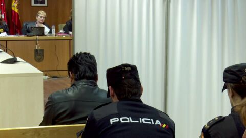 Una mujer v&iacute;ctima de violencia de g&eacute;nero declara aterrorizada y detr&aacute;s de un biombo
