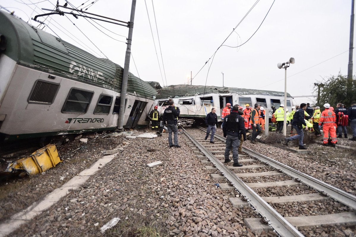 Se elevan a tres los muertos en el descarrilamiento de un tren en Milán Se elevan a tres los muertos en el descarrilamiento de un tren en Milán