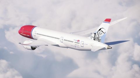 Avi&oacute;n de la aerol&iacute;nea Norwegian con la imagen de Paco de Luc&iacute;a