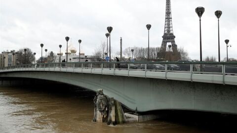El r&iacute;o Sena contin&uacute;a subiendo