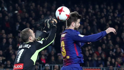 Piqu&eacute;, en un salto con Pau L&oacute;pez