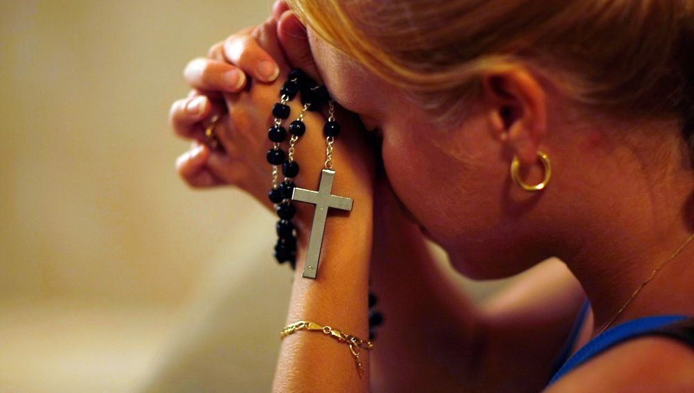 Mujer rezando en una iglesia
