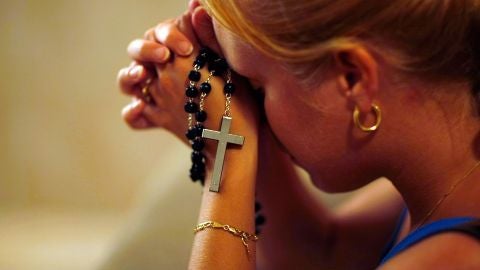 Mujer rezando en una iglesia