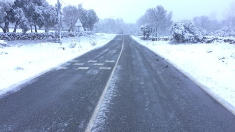 Nieve acumulada en las carreteras pr&oacute;ximas a Ortigosa del Monte.