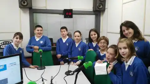 Alumnos del Colegio San Miguel (Gijón) Visita a los estudios de Onda Cero Gijón