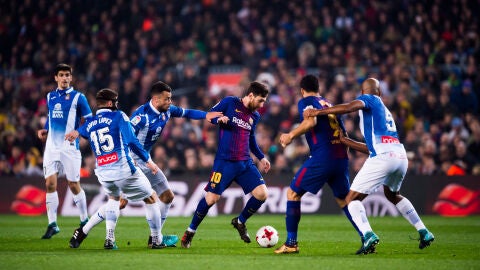 Messi conduce el bal&oacute;n en el partido del Bar&ccedil;a ante el Espanyol