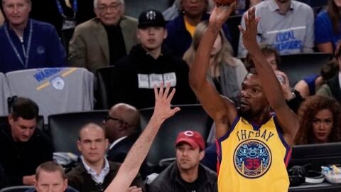 Kevin Durant lanza a canasta con los Warriors