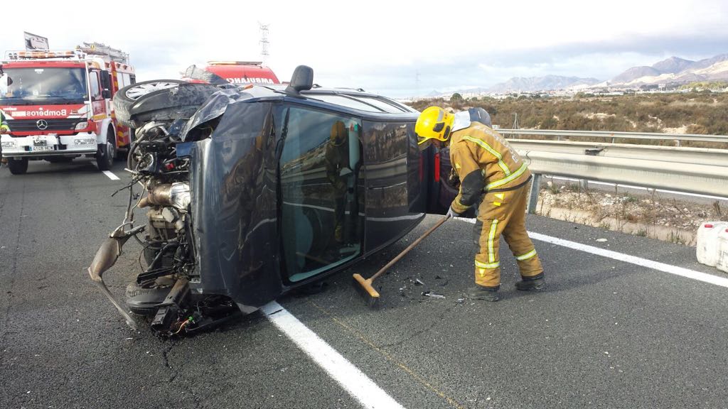 Una mujer resulta herida en un accidente de tráfico en la A-7 Una mujer resulta herida en un accidente de tráfico en la A-7