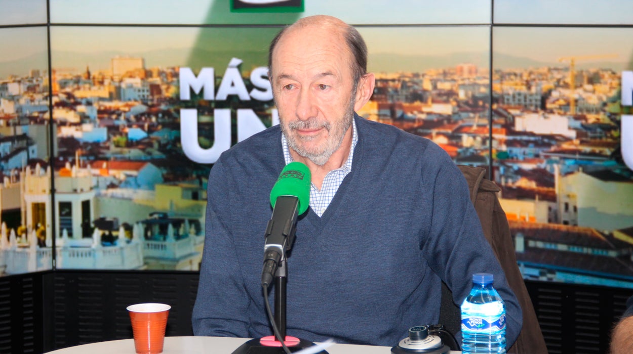 Rubalcaba: "Puigdemont no puede ser presidente porque está fugado de la justicia por las felonías que ha hecho" Rubalcaba: "Puigdemont no puede ser presidente porque está fugado de la justicia por las felonías que ha hecho"