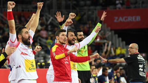 El equipo espa&ntilde;ol de balonmano celebra el pase a la final del Europeo