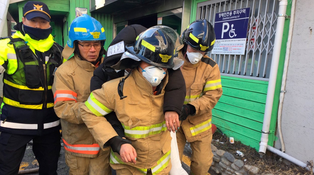 Al menos 41 fallecidos en un incendio en un hospital de Corea del Sur Al menos 41 fallecidos en un incendio en un hospital de Corea del Sur