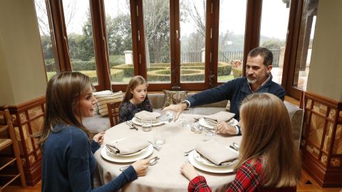 El Rey Felipe come con la familia