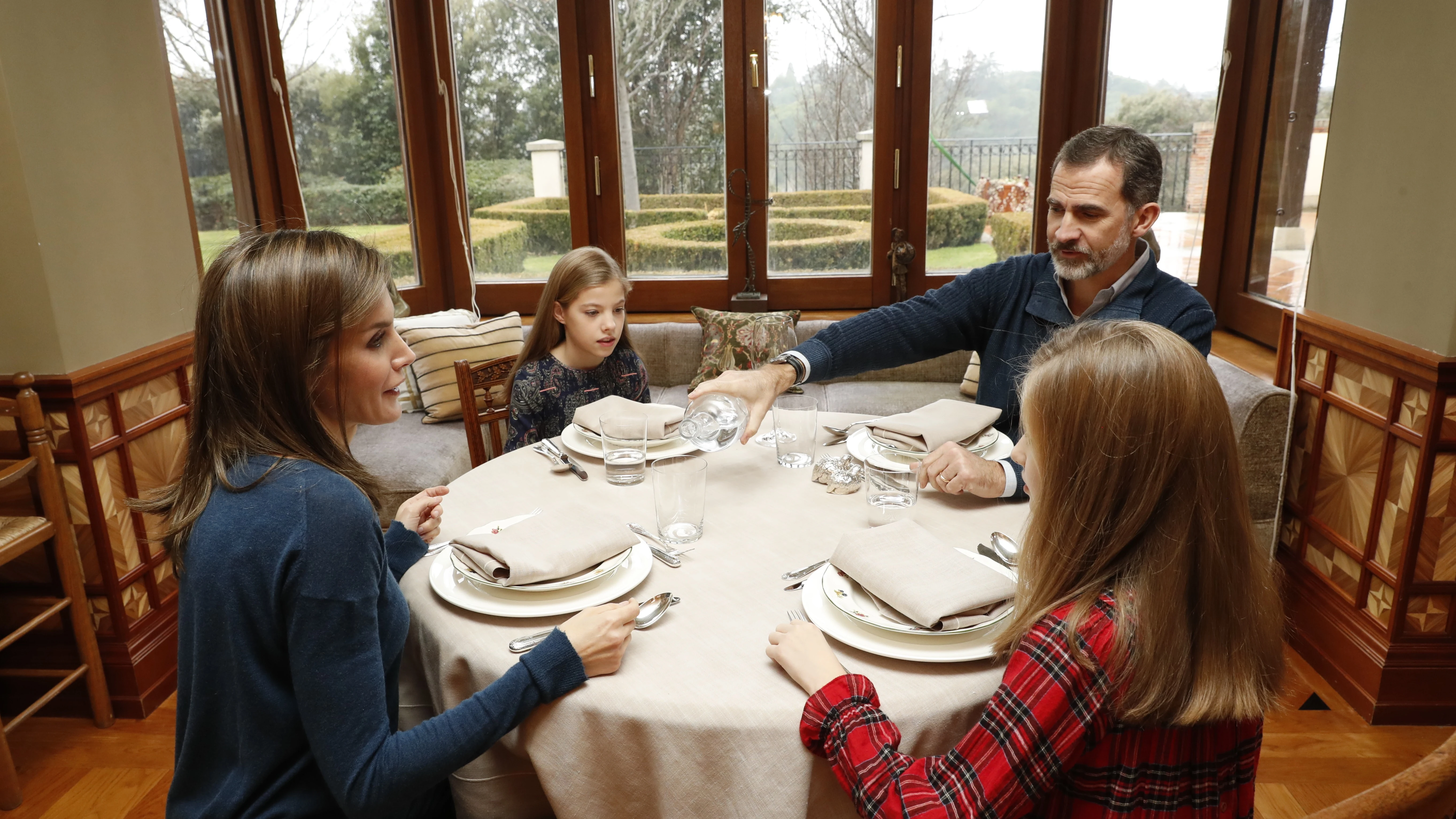 El Rey Felipe come con la familia