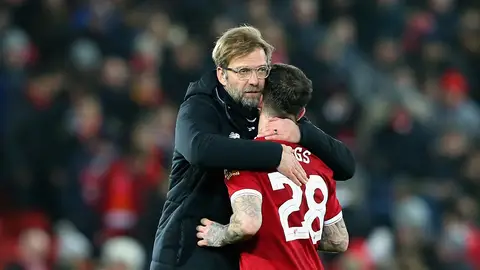 Klopp consuela a uno de sus jugadores tras la eliminación del Liverpool Klopp consuela a uno de sus jugadores tras la eliminación del Liverpool