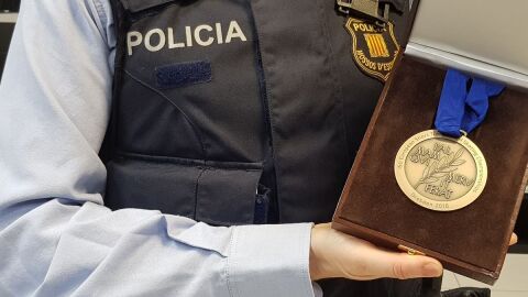 La medalla recuperada por los Mossos