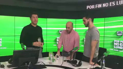 Jaime Cantizano, Andrés Moraleda y Jaime Novo, parte del equipo de Por fin no es lunes, prueban los insectos que ha traído América Valenzuela Jaime Cantizano, Andrés Moraleda y Jaime Novo, parte del equipo de Por fin no es lunes, prueban los insectos que ha traído América Valenzuela