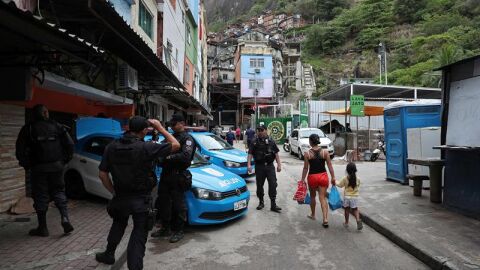 La Polic&iacute;a Militar patrullando en una calle en R&iacute;o de Janeiro