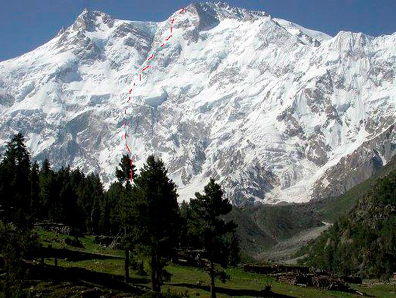 Un equipo de rescate asciende el Nanga Parbat, en el Himalaya paquistaní, en busca de dos escaladores atrapados a 7.000 metros de altura Un equipo de rescate asciende el Nanga Parbat, en el Himalaya paquistaní, en busca de dos escaladores atrapados a 7.000 metros de altura