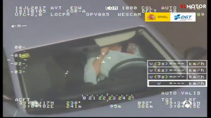El helicóptero de la DGT graba a una mujer cepillándose los dientes al volante El helicóptero de la DGT graba a una mujer cepillándose los dientes al volante