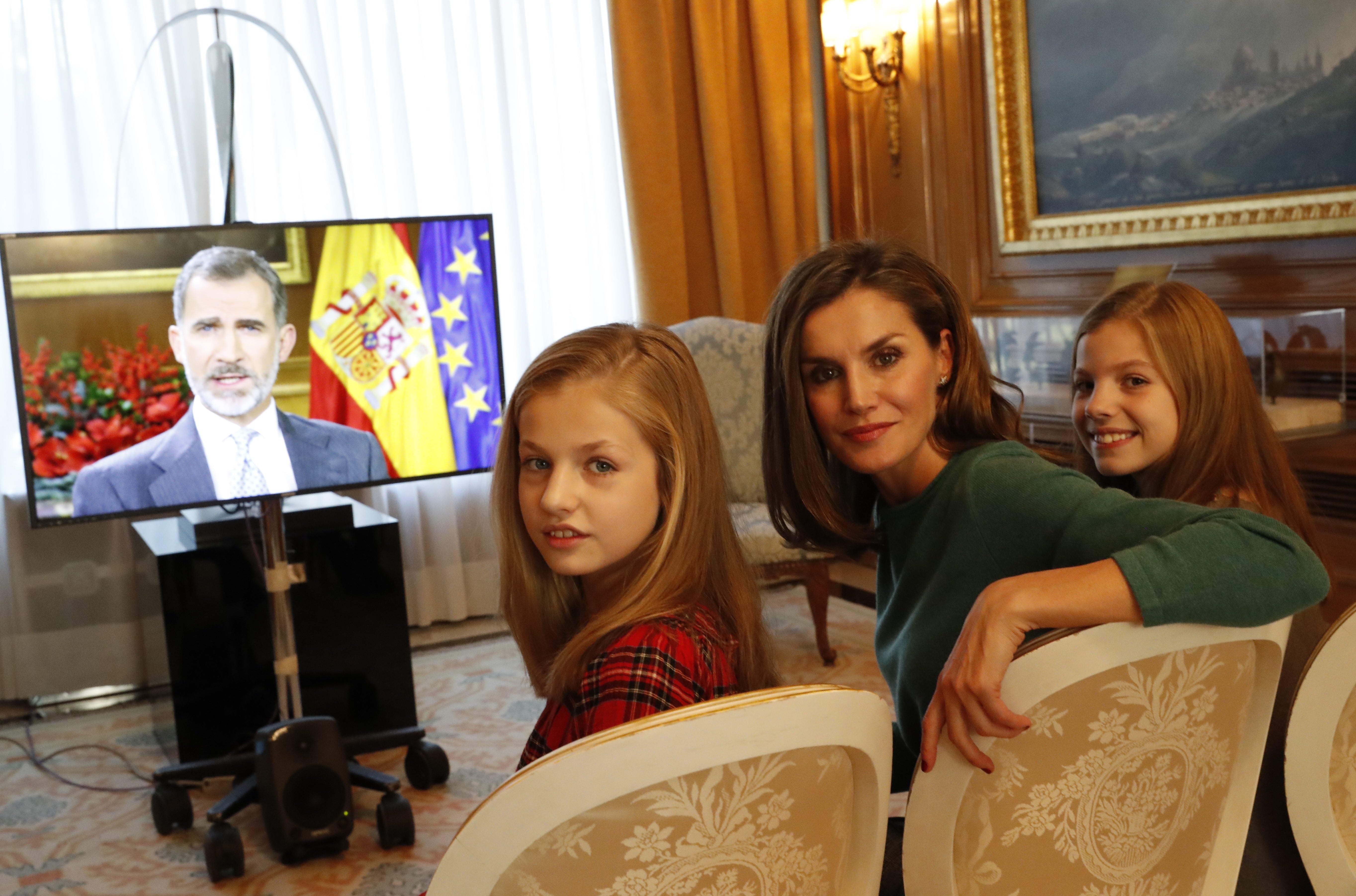 El Rey Felipe VI comparte imágenes inéditas de su vida cotidiana con su familia poco antes de su 50 cumpleaños El Rey Felipe VI comparte imágenes inéditas de su vida cotidiana con su familia poco antes de su 50 cumpleaños
