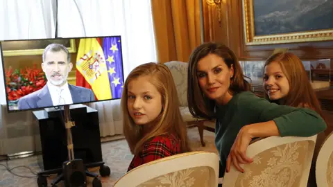 La Reina y las Infantas ven el mensaje navideño del Rey Felipe La Reina y las Infantas ven el mensaje navideño del Rey Felipe