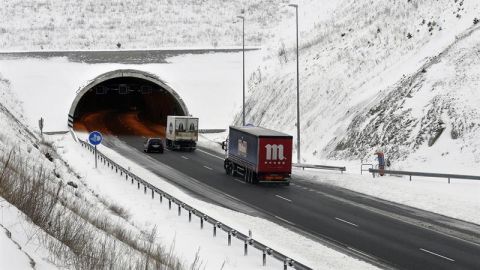 La nieve condiciona la circulaci&oacute;n en la autopistas AP-6 y AP-61 en &Aacute;vila y Segovia