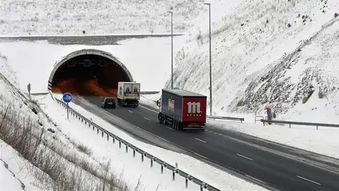 La nieve condiciona la circulación en la autopistas AP-6 y AP-61 en Ávila y Segovia La nieve condiciona la circulación en la autopistas AP-6 y AP-61 en Ávila y Segovia