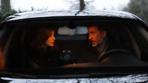 El Rey en el coche junto a la Reina Letizia y las infantas El Rey en el coche junto a la Reina Letizia y las infantas