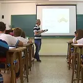 Un profesor impartiendo clase Un profesor impartiendo clase