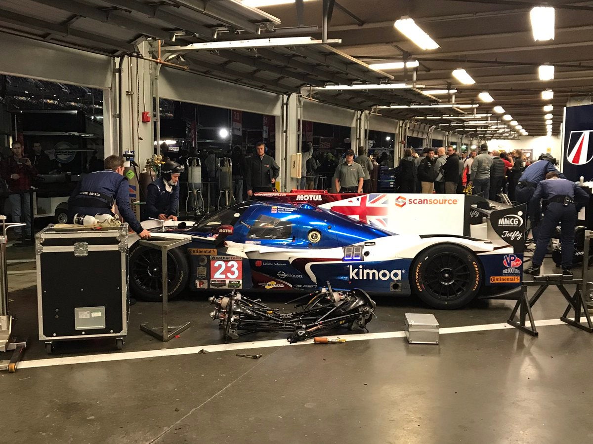 Fernando Alonso y su equipo pierden casi toda opción en Daytona por un problema de frenos Fernando Alonso y su equipo pierden casi toda opción en Daytona por un problema de frenos