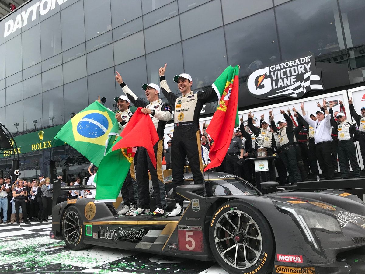 El Cadillac de Fittipaldi, Albuquerque y Barbosa gana las 24 horas de Daytona con Fernando Alonso 38º El Cadillac de Fittipaldi, Albuquerque y Barbosa gana las 24 horas de Daytona con Fernando Alonso 38º