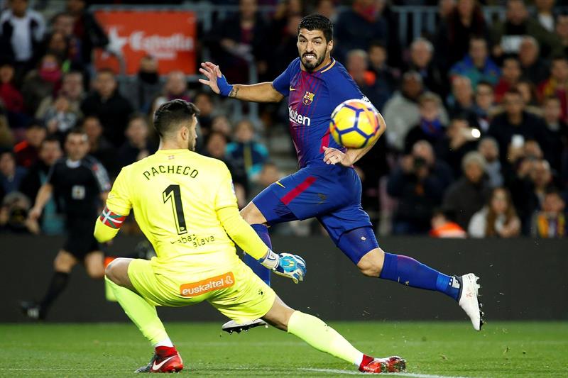 Barcelona 2-1 Alavés | Messi y Luis Suárez dan una sufrida victoria al Barça ante el Alavés Barcelona 2-1 Alavés | Messi y Luis Suárez dan una sufrida victoria al Barça ante el Alavés