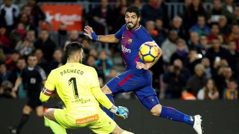 Luis Su&aacute;rez anota ante Pacheco.
