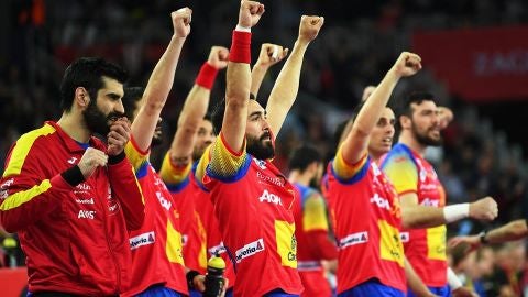 La selecci&oacute;n espa&ntilde;ola de balonmano celebra el triunfo