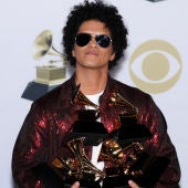 Bruno Mars tras ganar el premio Grammy