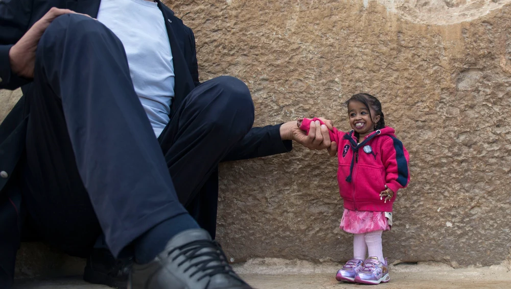 El hombre más alto del mundo y la mujer más pequeña del mundo visitan Egipto El hombre más alto del mundo y la mujer más pequeña del mundo visitan Egipto