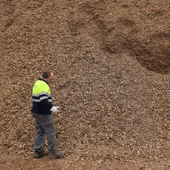 Operario prepara las astillas para la caldera de biomasa del circuito municipal de calor del ayuntamiento de Cuéllar Operario prepara las astillas para la caldera de biomasa del circuito municipal de calor del ayuntamiento de Cuéllar