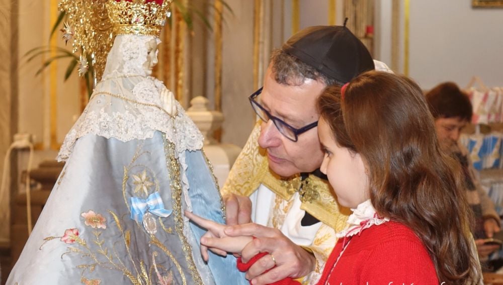 El paso por el Manto de la Virgen es una tradición que se mantiene de padres a hijos.