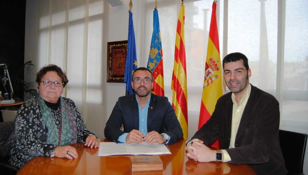 El alcalde de Vila-real José Benlloch i regidor de Serveis Socials Àlvaro Escorihuela han signat un conveni amb la presidenta d´Afervil, Isabel Serrano. 