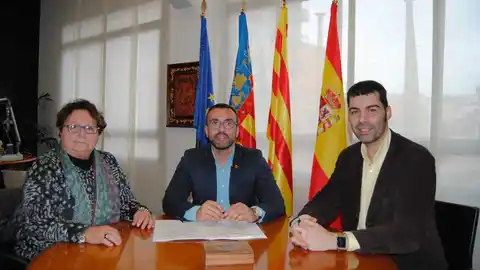 El alcalde de Vila-real José Benlloch i regidor de Serveis Socials Àlvaro Escorihuela han signat un conveni amb la presidenta d´Afervil, Isabel Serrano. El conveni destaca el treball d´Afervil per prevenir i sensibilitzar d´aquesta malaltia per millorar les condicions de vida de les persones amb fibromialgia.
