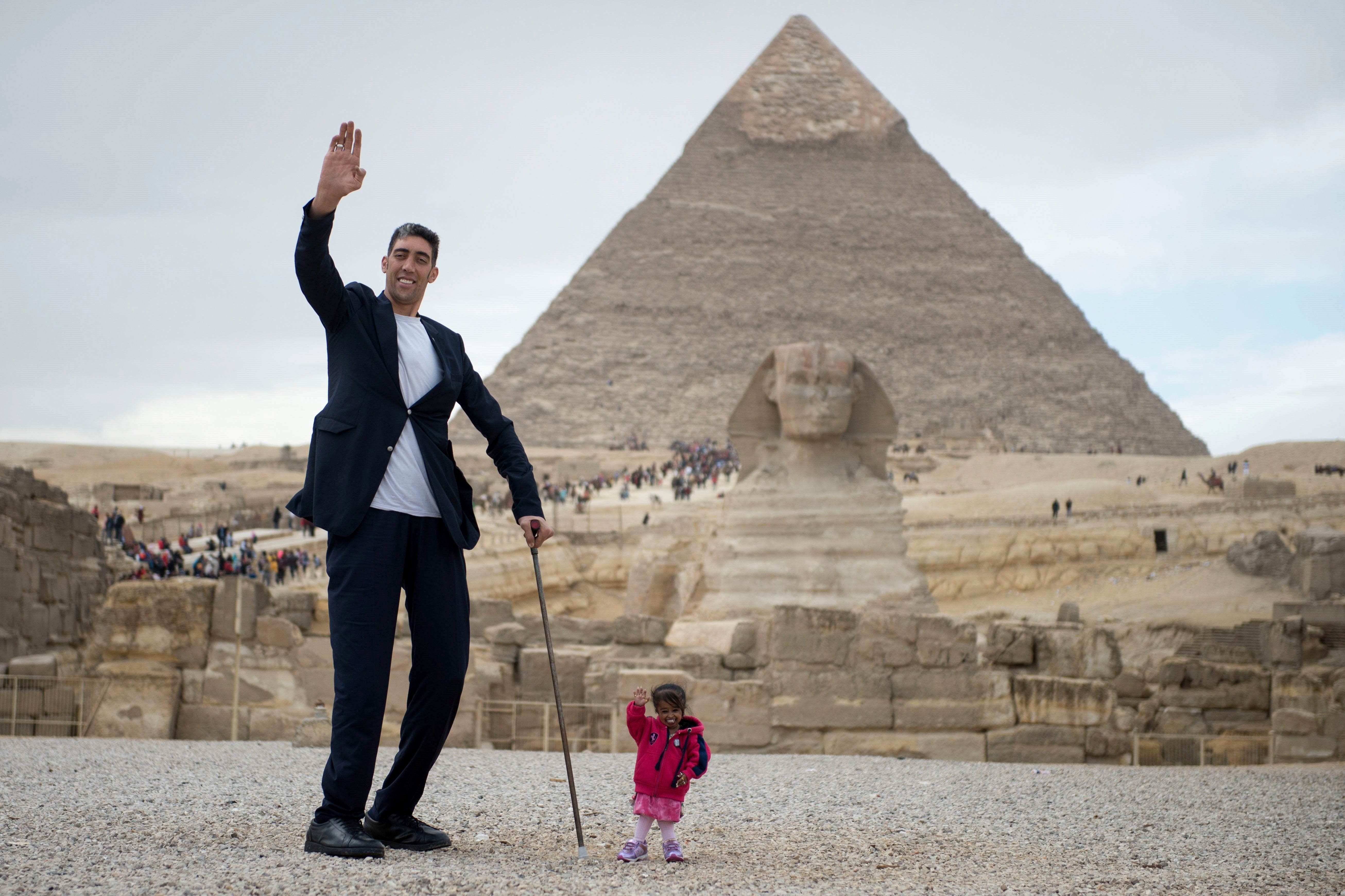 La mujer más pequeña del mundo y el hombre más alto del mundo posan juntos en Egipto La mujer más pequeña del mundo y el hombre más alto del mundo posan juntos en Egipto