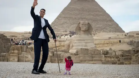 El hombre más alto del mundo y la mujer más pequeña del mundo visitan Egipto El hombre más alto del mundo y la mujer más pequeña del mundo visitan Egipto