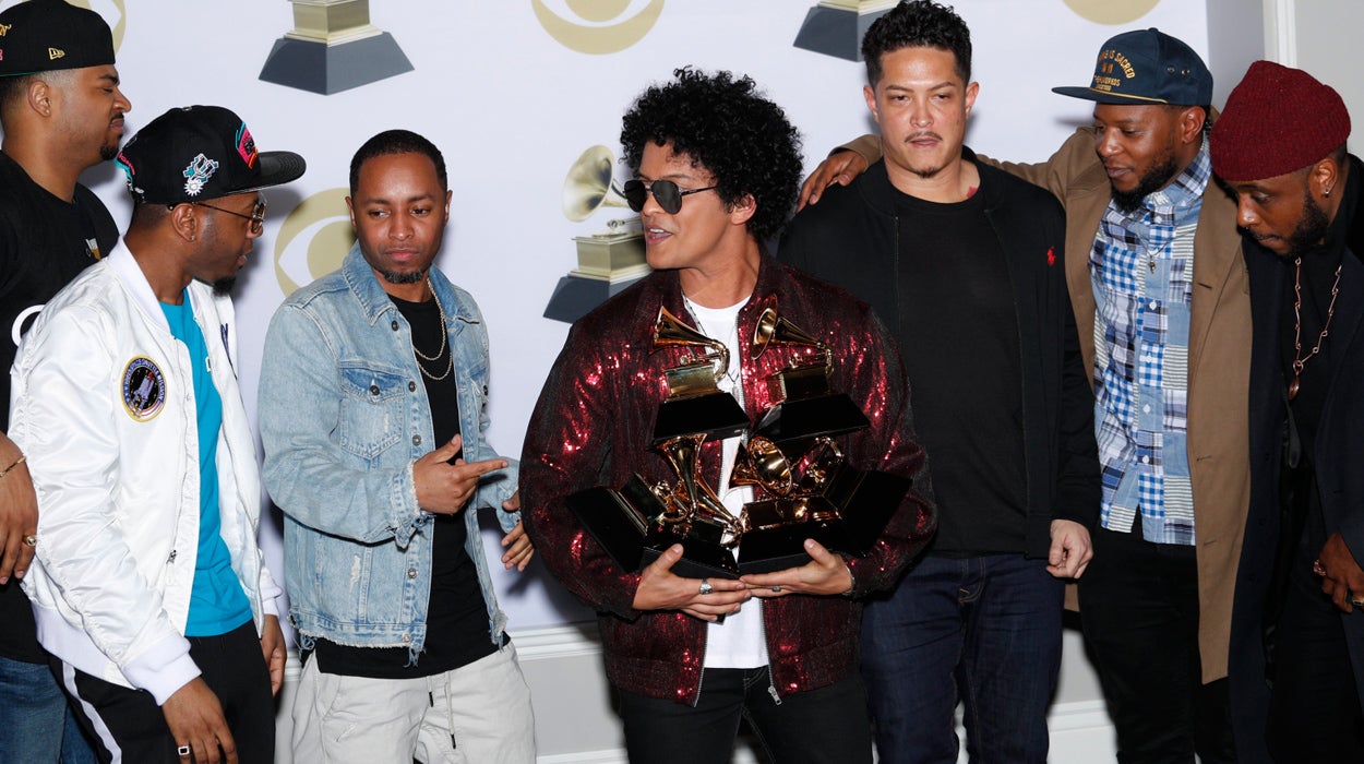 Bruno Mars hace magia y arrasa con los seis Grammy a los que optaba Bruno Mars hace magia y arrasa con los seis Grammy a los que optaba