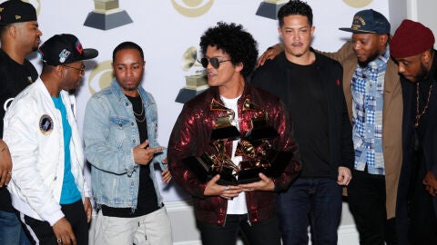Bruno Mars arrasa en los Grammy