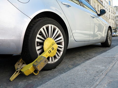 Sorprenden a una conductora ebria que circulaba con el cepo en una rueda Sorprenden a una conductora ebria que circulaba con el cepo en una rueda
