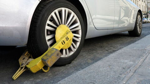 Un cepo colocado en una rueda