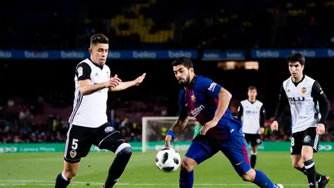 Luis Suárez y Paulista, durante el Barça-Valencia de la ida Luis Suárez y Paulista, durante el Barça-Valencia de la ida