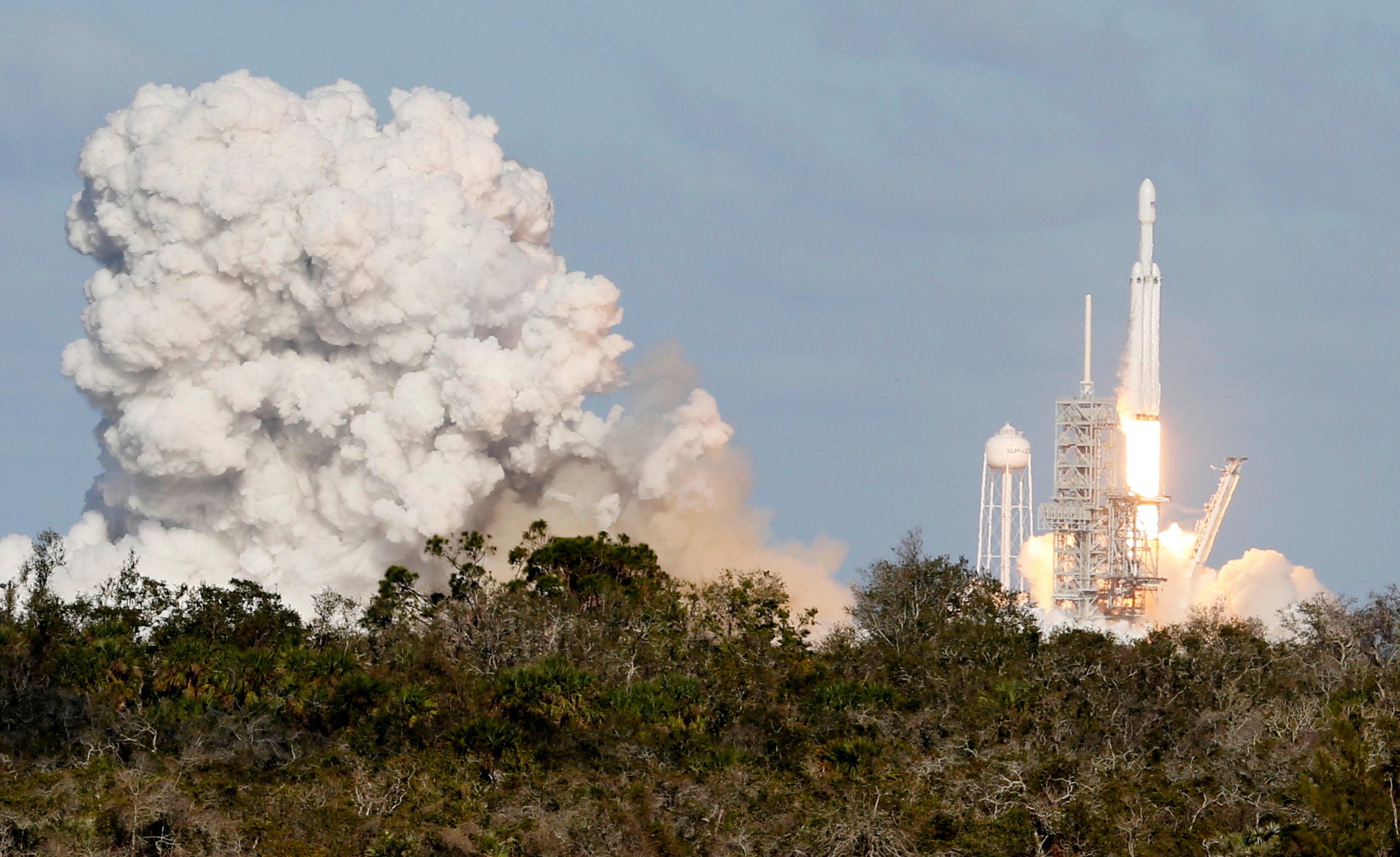 El Falcon Heavy, el cohete más potente del mundo, inicia su primer vuelo El Falcon Heavy, el cohete más potente del mundo, inicia su primer vuelo