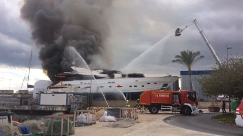 Contin&uacute;an las tareas de extinci&oacute;n del aparatoso incendio de un yate en dique seco en la zona portuaria de Alicante